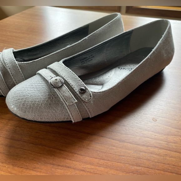 Bellini Gray/ silver Flats in 8.5 Wide - Picture 4 of 5